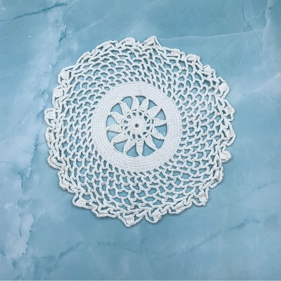 set of two vintage handmade doilies, 7" and 8" round, cream, white, sun pattern - Picture 7 of 7